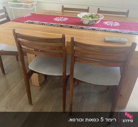 כיסאות עץ עם ריפוד אפור סביב שולחן עץ